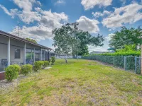 5 Mi to Weeki Wachee! Home w/ Lanai & Air Hockey Hotels in Spring Hill