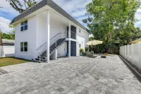 Cozy Sarasota Retreat - 3 Blocks to the Coast! - spa