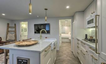 Aspen Condo w/ Mountain Views & Ski Access!