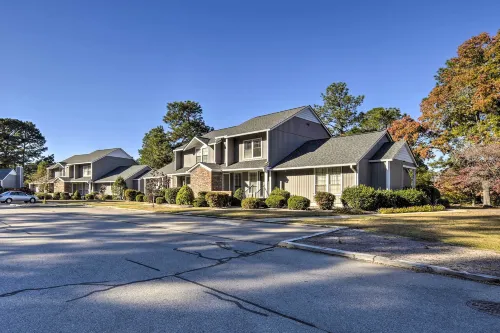 Modern Townhome w/ Deck & Golf Course Views! - Kylpyammeita