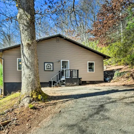 Franklin Home w/ Hot Tub & Mtn Views!