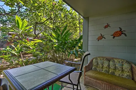 Kailua Studio w/ Pool Access & Garden Views! Отели рядом с достопримечательностью «Hulihe'e Palace»