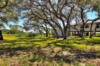 Fantasy Oaks Lodge 4 Bedroom Home by RedAwning Hotels in Aransas Pass
