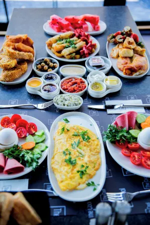 ÖZEN Hotel Отели рядом с достопримечательностью «K O N S T A N T İ N V E E L E N A B U L G A R O R T O D O K K İ L İ S E T A R İ H İ E S E R»