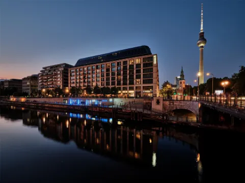 Radisson Collection Hotel, Berlin Отели рядом с достопримечательностью «Берлинский кафедральный собор»