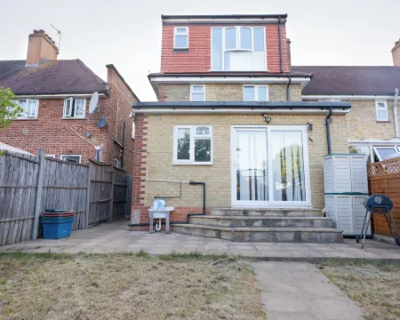 D'Luxe 5-Bed House - Sleeps 12 & Private Parking Hotels in Isleworth