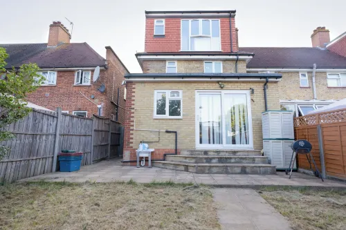 D'Luxe 5 Beds Home in Twickenham London