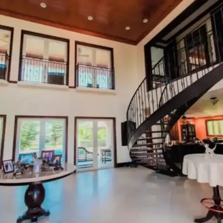 Beautiful Villa with Beach Access