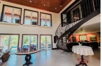 Beautiful Villa with Beach Access