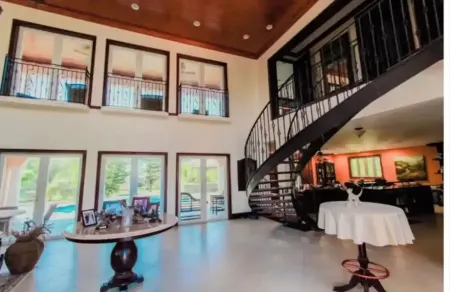 Beautiful Villa with Beach Access