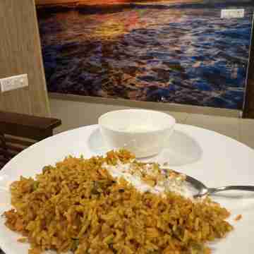 RECONNECT SUITES Dining/Meeting Rooms