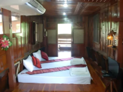 Baandin Rimnum Resort Hotel berhampiran Wat U Thong