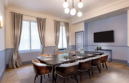 Hôtel Claridge Отели рядом с достопримечательностью «Театр Елисейских Полей»