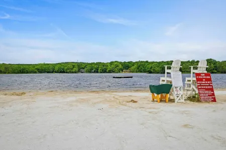 Atlas Point Lodge Sauna, Fireplaces, Kayaks, Lakes + Pet-friendly Yard