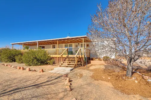 13 Mi to Lake Powell: Mtn-View Home w/ Deck & BBQ - Wifi