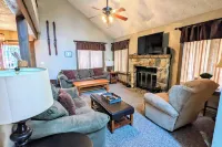 Frost Hollow by Avantstay Deck w/ Grill, Game Room Loft