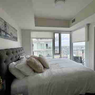 Luxurious downtown condo | gym | A/C | heated underground parking Rooms
