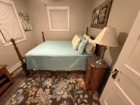 Charming renovated 3-bedroom house walking distance to downtown Elizabethtown. Hotels in Hardin County