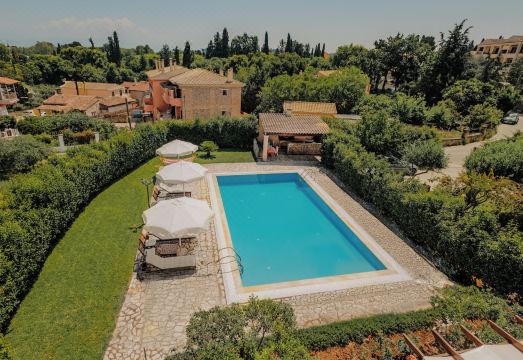 야외 수영장과 선베드 풍경