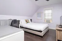 Large & Modern Luxury Duplex Home close to Boston & Cambridge with Free Parking