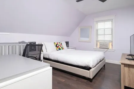 Stylish 6-Bedroom Home Near Boston – Dual Units, Yard & Parking Included! Отели в г. Эверетт