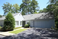 Serene 3br/2ba condo perfect for a family getaway in Greenwood with WiFi, AC