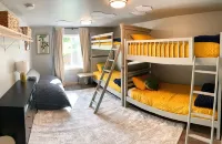 Walk-in Creekside Apartment - Fireplace & Cozy Living Room