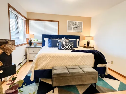 Delightful 3-bedroom house with WiFi in Juneau, AK, centrally located.