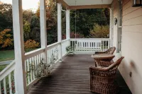 Spacious Group Stay-Pond Retreat, Fishing & Wineries Near Cville & SNP
