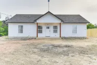 Texas Family Home w/ Hot Tub: 1 Mi to Lake Whitney - 3-Star