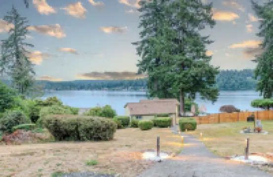 Oceanfront boho cottage in Bremerton