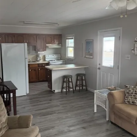 Charming 3-bedroom Cottage, 2 block Walk to the Beach