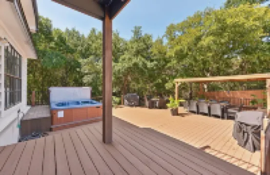 Large Family Private Home - HOT TUB, Pool, Pool Table, game room, dog friendly!