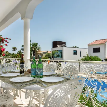 Charming Villa with Private Pool in Vibrant Vilamoura, Free AC and Wifi