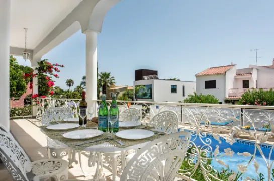 Charming Villa with Private Pool in Vibrant Vilamoura, Free AC and Wifi