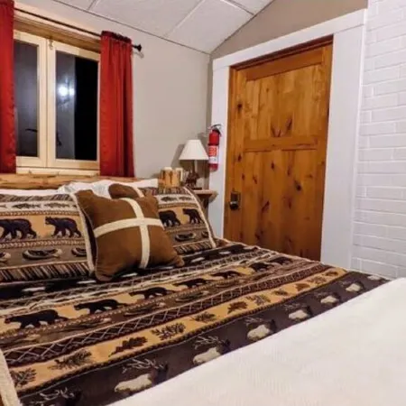 Cozy Charming Convenient Lake Street Retreat Отели в г. Сандпойнт