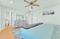 Heart of LG Village. Modern. Walk to Lake, Beach, Shepherds Park & Canada St.