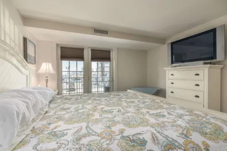 Fabulous beachfront 2 Bedroom Condo in the middle of the action