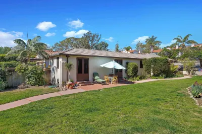 Garden Cottage - Miramar Beach with Shared Deck Hotels near Manning Park - Area 9