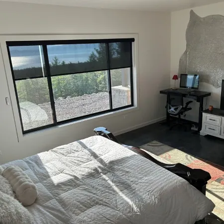 Modern 3-bedroom bungalow in peaceful Somers with great lake and mountain views