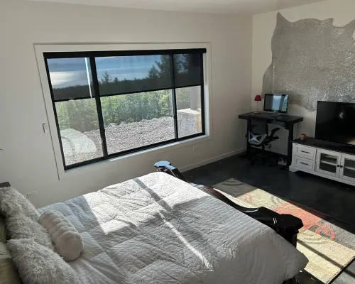 Modern 3-bedroom bungalow in peaceful Somers with great lake and mountain views Hotels in Lakeside