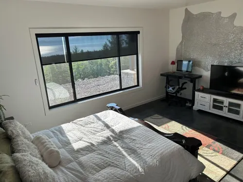 Modern 3-bedroom bungalow in peaceful Somers with great lake and mountain views