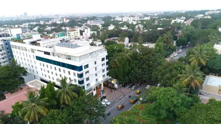 La Marvella, Bengaluru Отели рядом с достопримечательностью «Лалба Ботаникал Гарден»