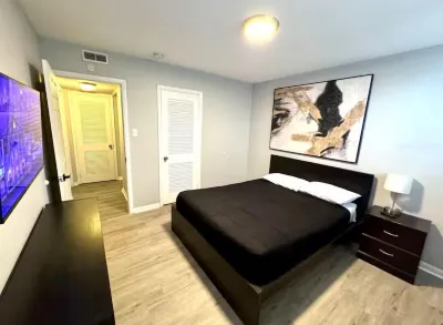 8 Bedroom. Heart of AC  Block from Beach, Casino, Boardwalk, Sleep 16