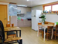 Gyeongju Rockheewon Hanok Stay Отели рядом с достопримечательностью «Ледяное хранилище Сокпинго»