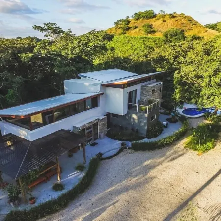 Modern beach Villa - Property can accommodate up to 16 pp - close to the beach