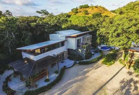 Modern beach Villa - Property can accommodate up to 16 pp - close to the beach