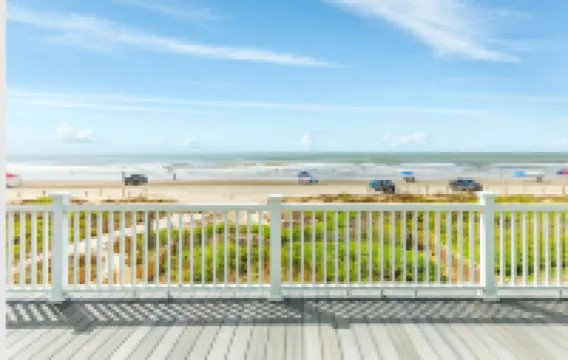 Spacious Beachfront 4-bedroom house in fabulous Surfside Beach with tiki bar