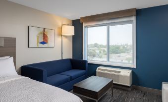 Holiday Inn Express & Suites Hawaiian Gardens