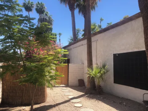 Serene, ideally-located studio near El Paseo and Concert grounds